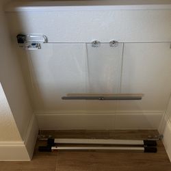 Sleek baby gate