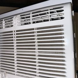 Frigidaire FFRA051WAE Window-Mounted Room Air Conditioner, 5,000 BTU with Temperature Control and Easy-to-Clean Washable Filter, in White