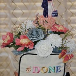Arreglo de flores eternas para Graduacion con bolsa