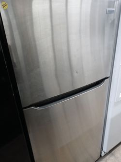 Frigidaire stainless steel top freezer refrigerator - Free delivery