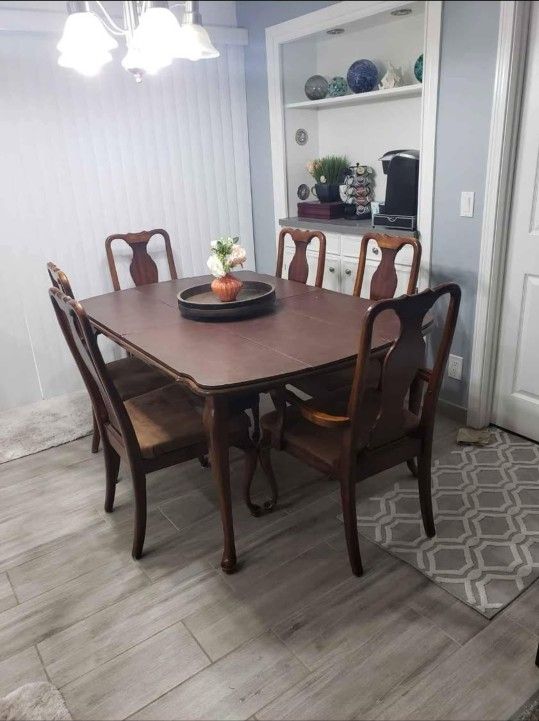 Nice Table And Chairs With Custom Table Protector