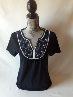 Karen Scott women's black floral embroidered v-neck top size S