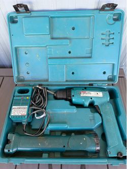 Makita 9.6 V drill, flashlight combo