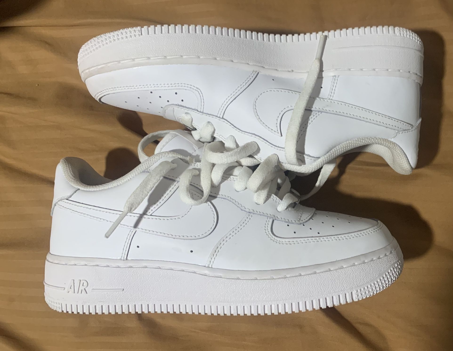 Nike Air Force one low all white Sz 6.5 no scuffs or creases just a lil dirty a decent wipe down will make them brand new again I don’t even think any