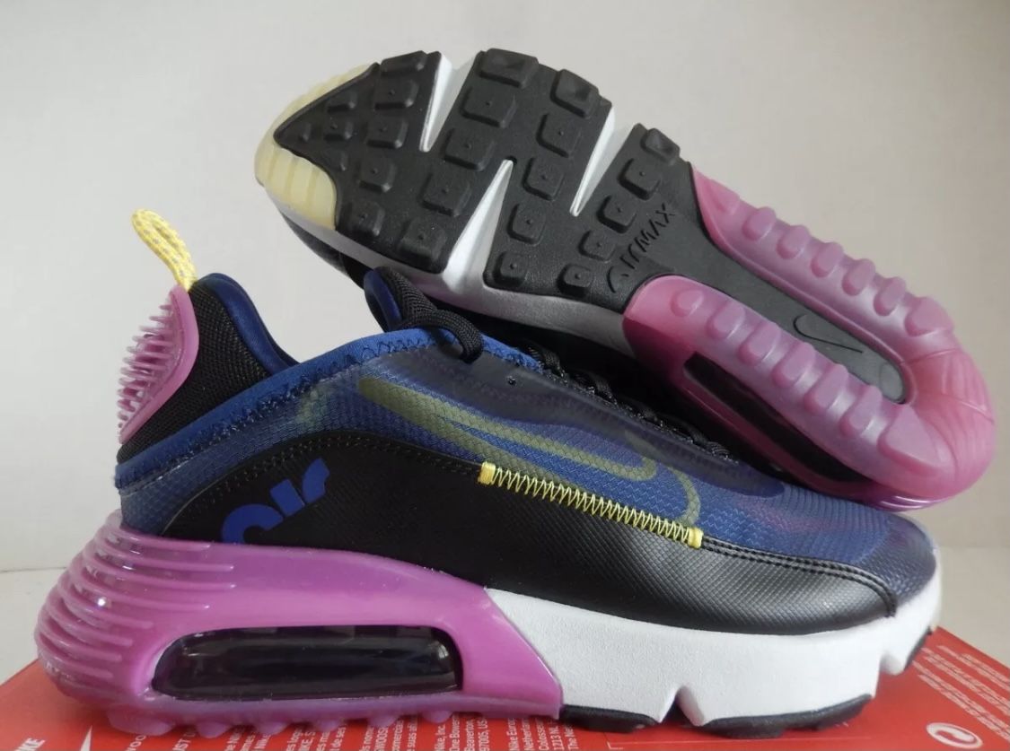 NIKE SIZE 10 .5 BRAND NEW