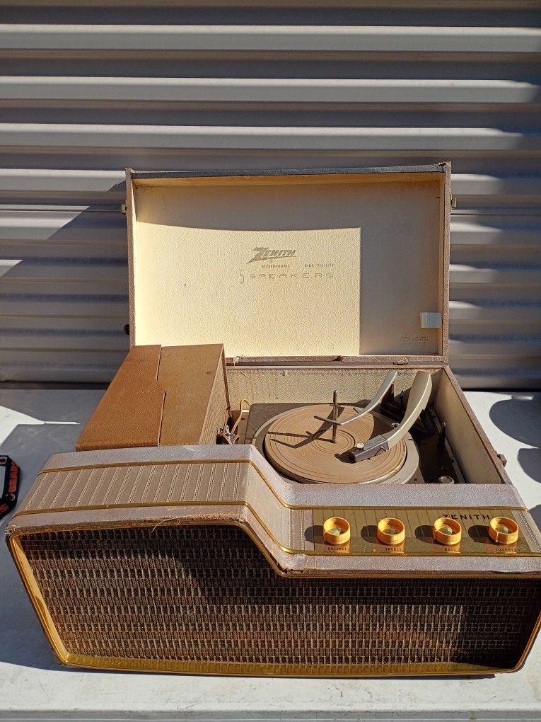 Mid-Century Modern Zenith stereophonic suitcase record player, Model KPS-80L