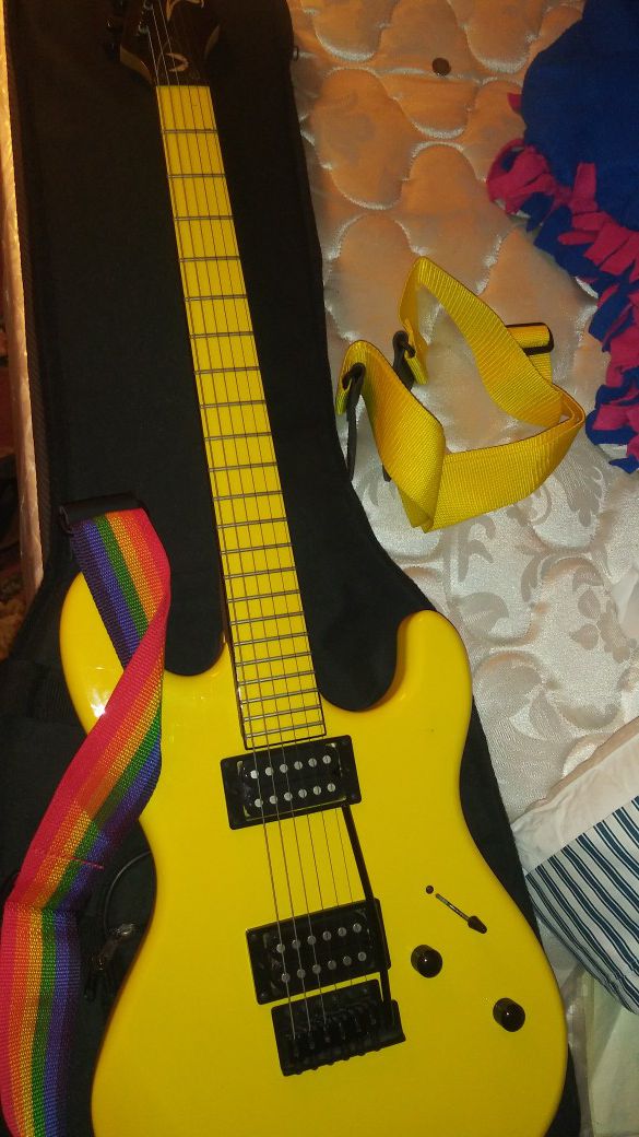 YELLOW ELECTRIC GUITAR + 2 STRAPS +2 AMPS
