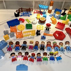 Duplo Lego Lot 19 Minifigures Jessie Toy Story Clown Baskets Fences Pizza Table