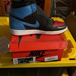 Size 9 1/2. Is Jordan One.