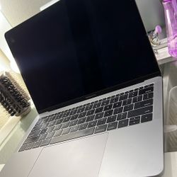 2017 Apple MacBook Pro 13’’  8GB