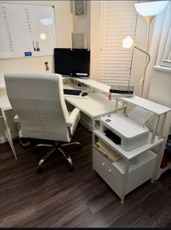 Desk and chair/ escritorio y silla