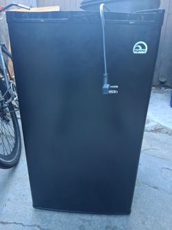 Igloo FR328B 3.2 Cu. Ft. Compact Refrigerator