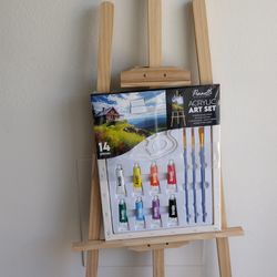 WOODEN PAINTING EASEL WITH ADJUSTABLE ANGLE.

