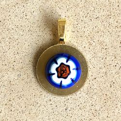 💙 Pretty blue & white floral cabochon on a brass circle disc pendant