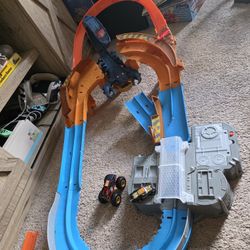 Hot Wheels Monster Truck Scorpion Raceway 