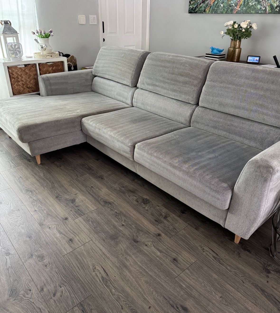 Oversized modern L shaped sectional coach with adjustable backrest. Light grey
