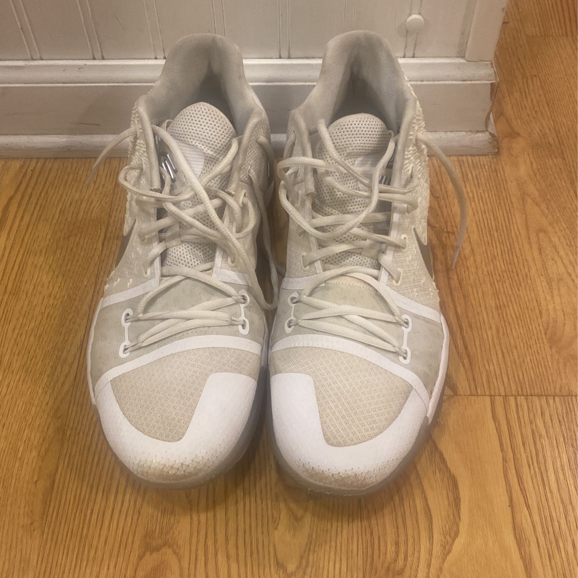 Mens Nike Zoom Kyrie 3 Size 13 White With Silver Swoosh  display picture 3