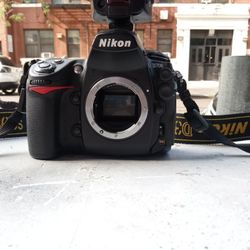 Nikon D700 Camera Body + Flash (Negotiable Price !)