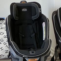 Chicco Car seat  Like New 