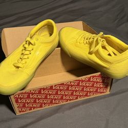 Vans size 7 in men 8.5 in woman 