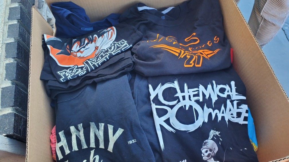 Lot Of Over 100 Vintage Tshirt Concert,movies & Pop Culture All Random Sizes New & Used All For $200