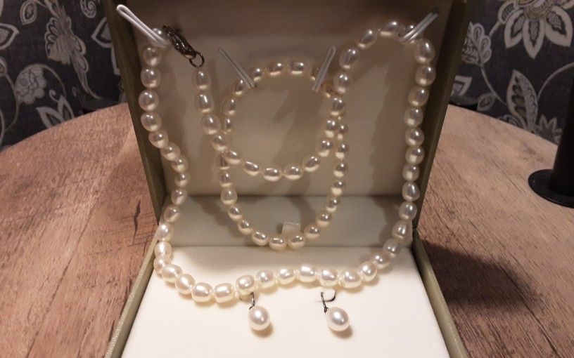 PEARL NECKLACE, BRACELET AND EARRINGS SET