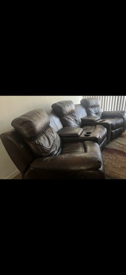Set Looks Very Clean ; Reclines In All 3 Sections   $ 350.- 