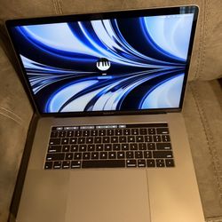 MacBook Pro 15 Inch 2017 Touch Bar Super fast!! i7 16 GB 1 TB SSD