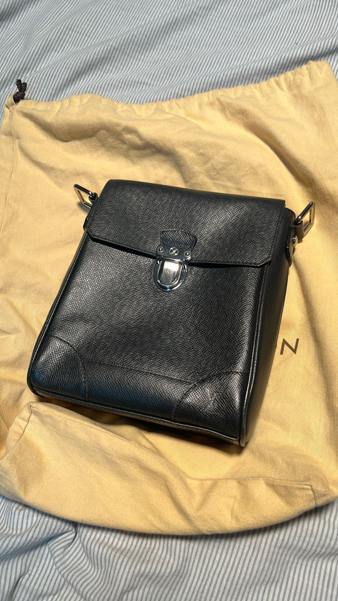 LV Blk Leather Man-bag