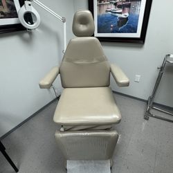 MTI 429 medical procedure chair/table in excellent working condition/ with arms