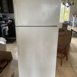 GE REFRIGERATOR White