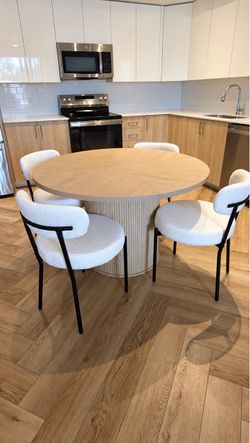 47” Round Dining Table with 4 Boucle Chairs