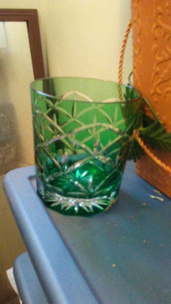 One green glass..that is kelly green..its like art