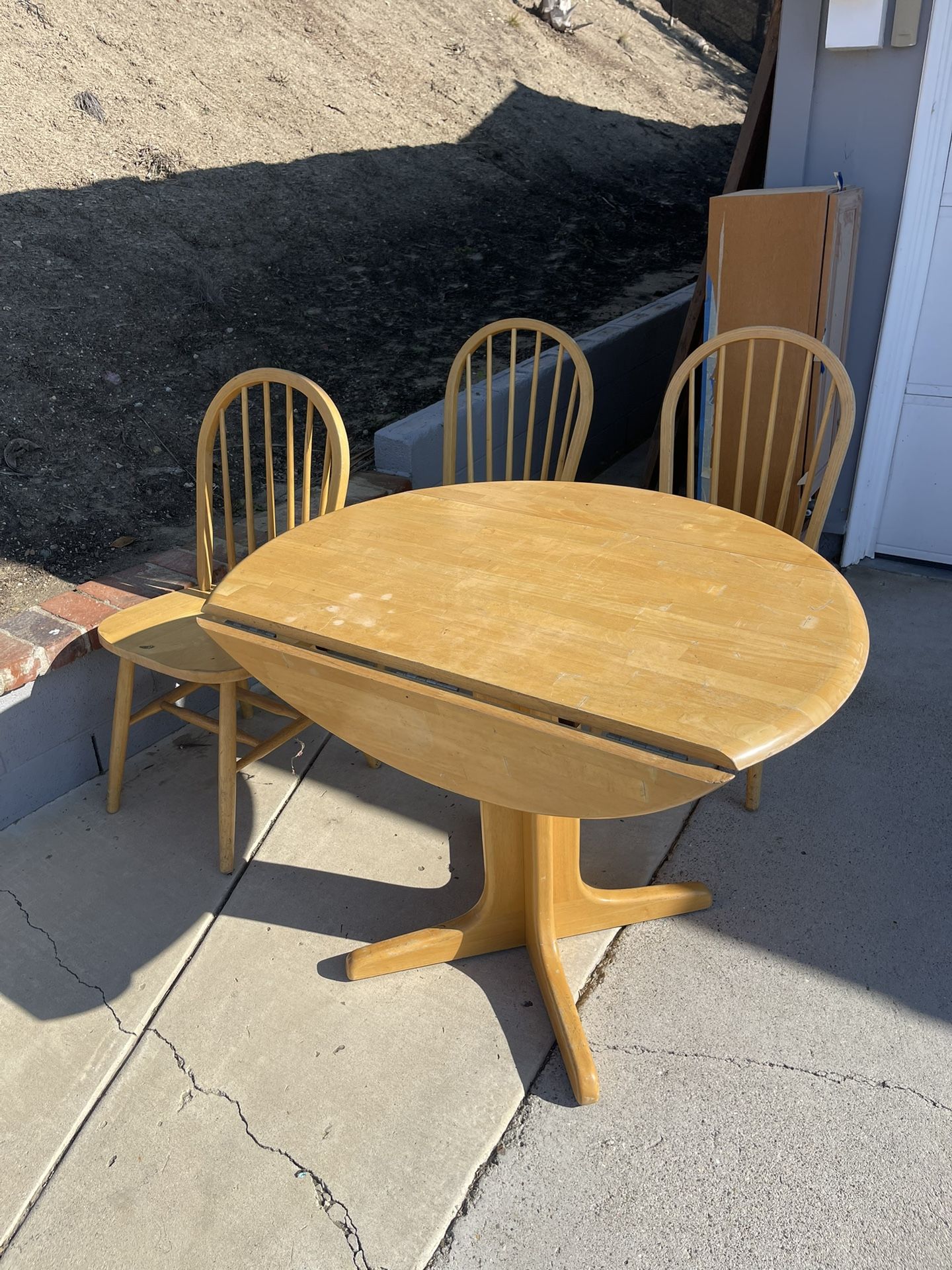 Table With 3 Chairs 