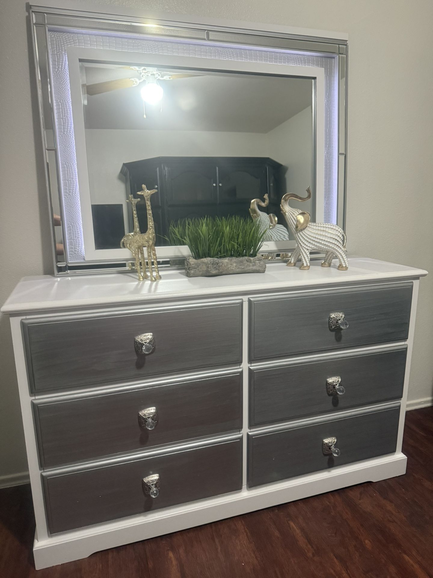 Dresser 60” Long 17-1/2” Wide And 36” High And Mirror With Light In Good Condition 