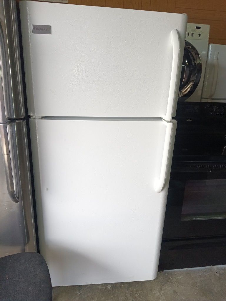 Frigidaire Refrigerator Top And Bottom Works Good 👍