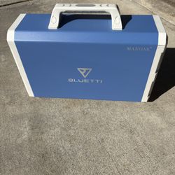Bluetti EB240 Portable Power Station, Mint Condition 