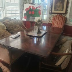 BEAUTIFUL DINING ROOM TABLE