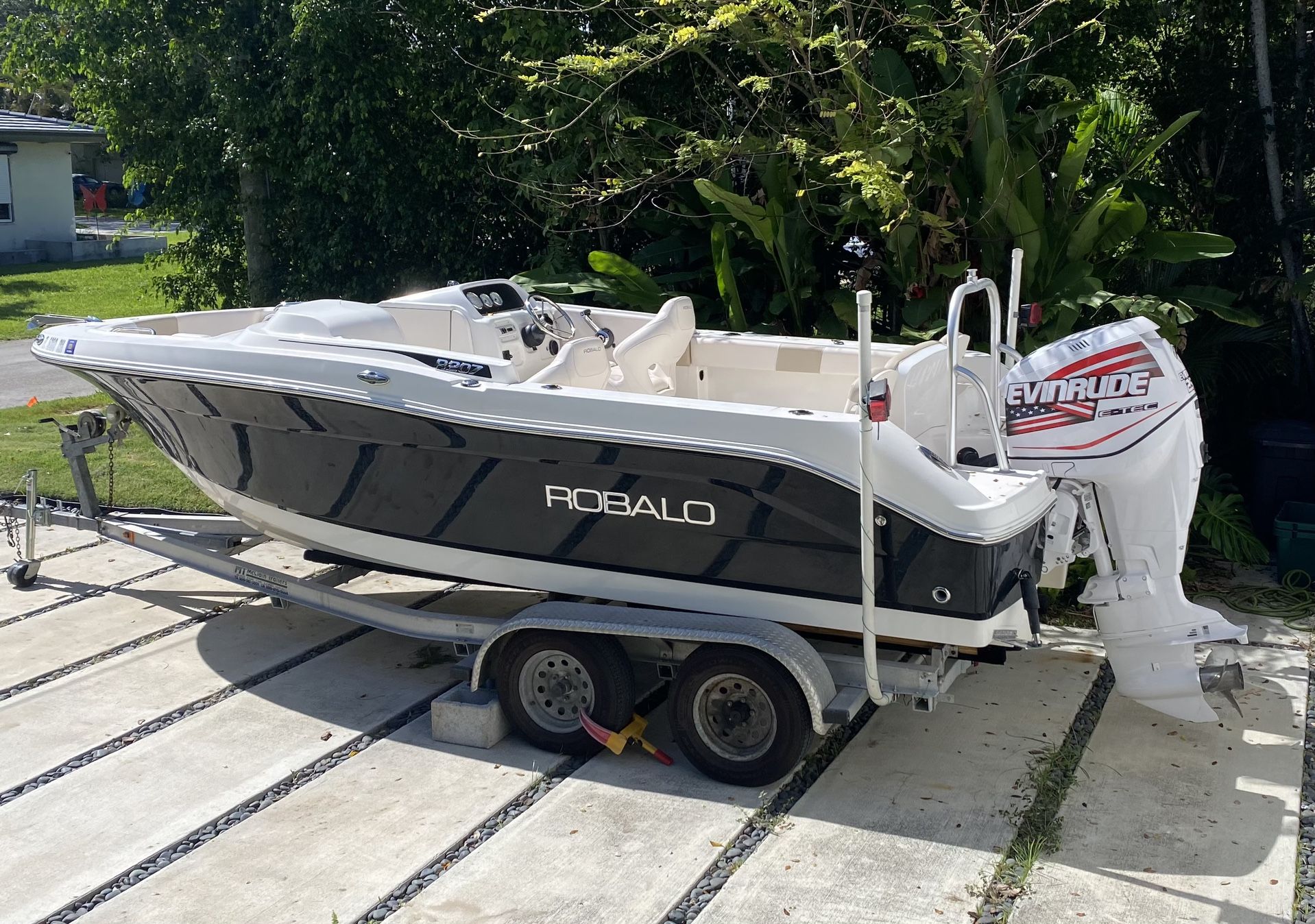 2016 Robalo R207