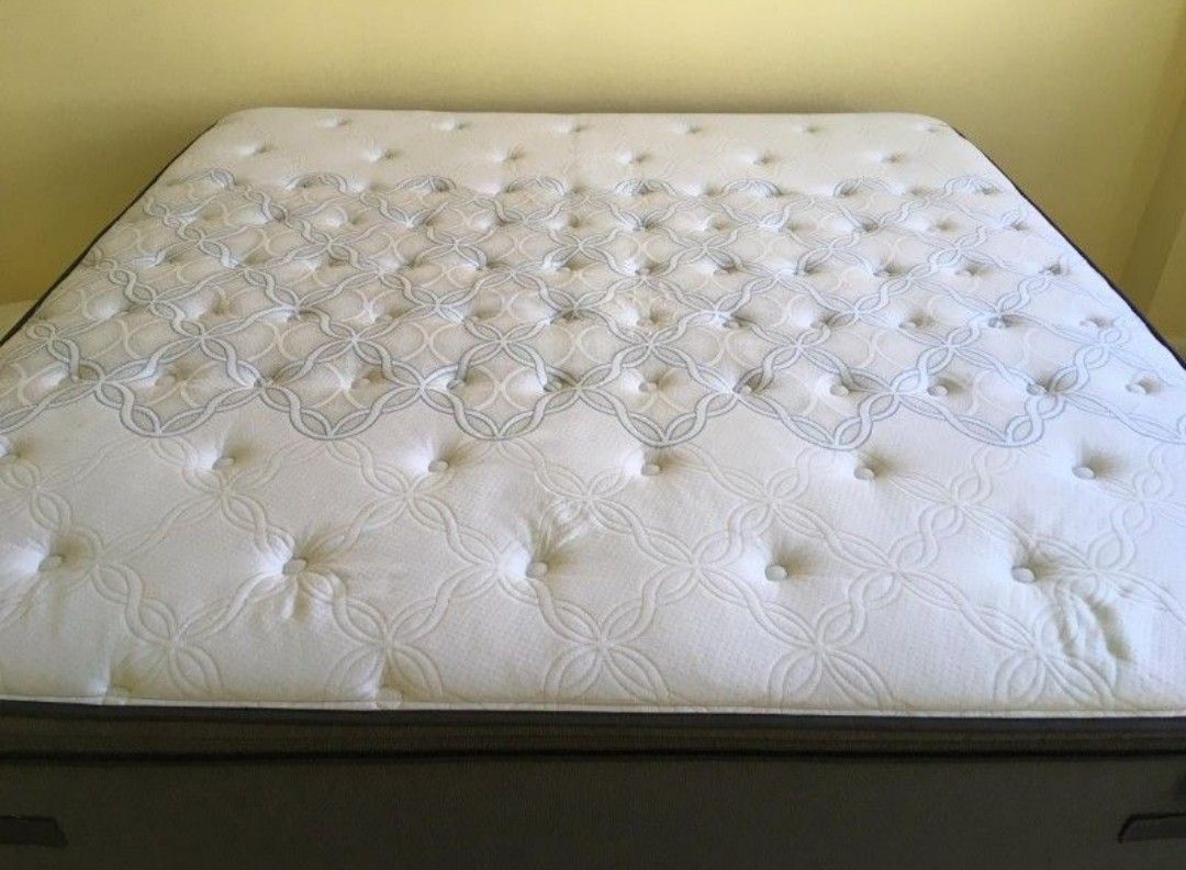 Clean King Size Sealy Posturpedic Luxury Mattress 