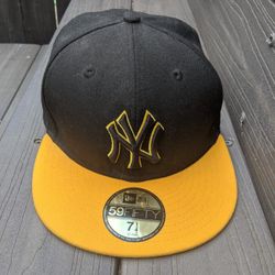 Black and yellow MLB New York Yankees hat