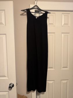 sleeveless black dress length is above the ankles