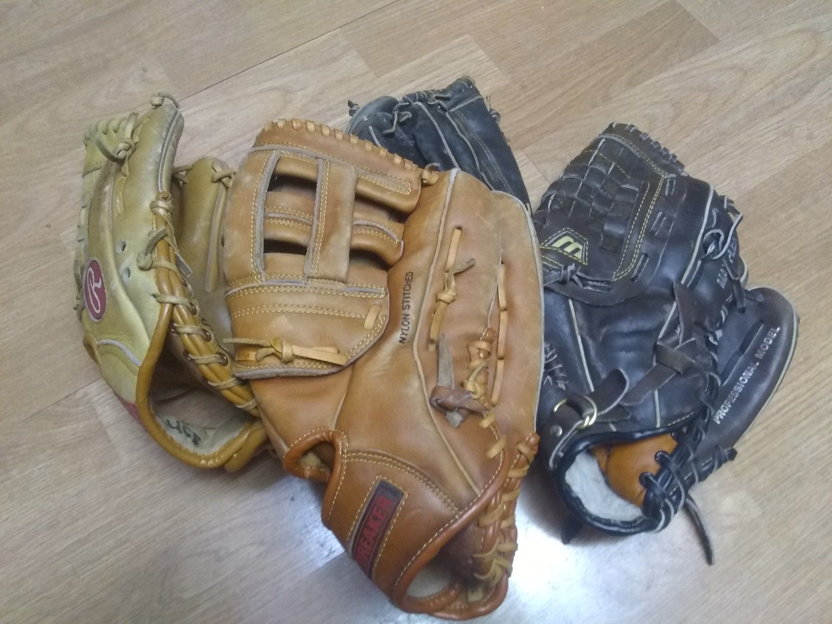 4 Right Handed Baseball Gloves And Assorted Balls