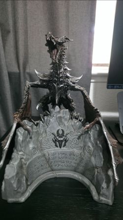 Skyrim: Alduin statue