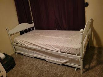 White daybed with trundle and twin mattresses