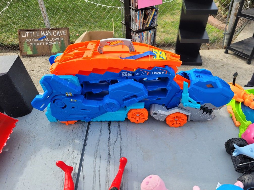 Hot wheels city ultimate T-Rex 