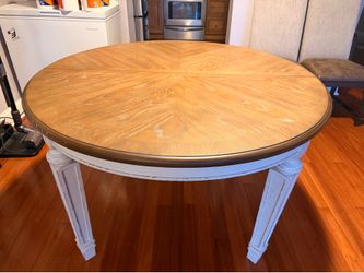Round dining table