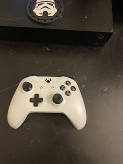 2 Xbox 1x and headset with controller