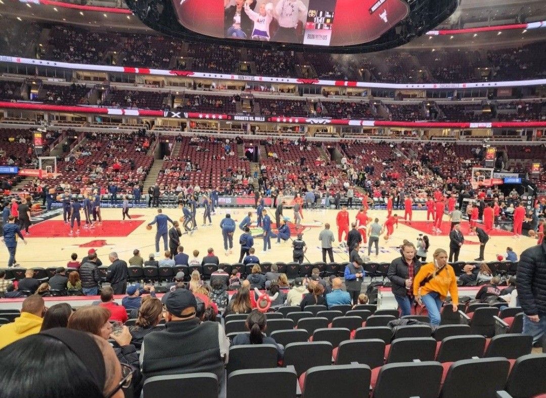 Bulls Tickets Center Court Section 122 Row 16 W/Parking