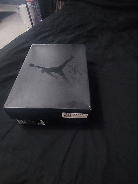 JORDAN RETRO 4 BLACK CAT SIZE 10